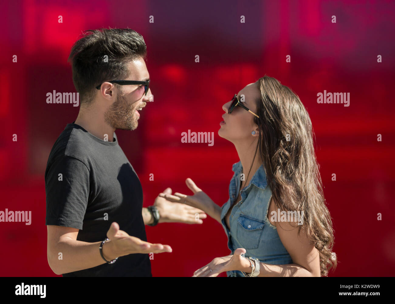 Ritratto di profilo di coppia giovane sostenendo e gesticulating Foto stock  - Alamy