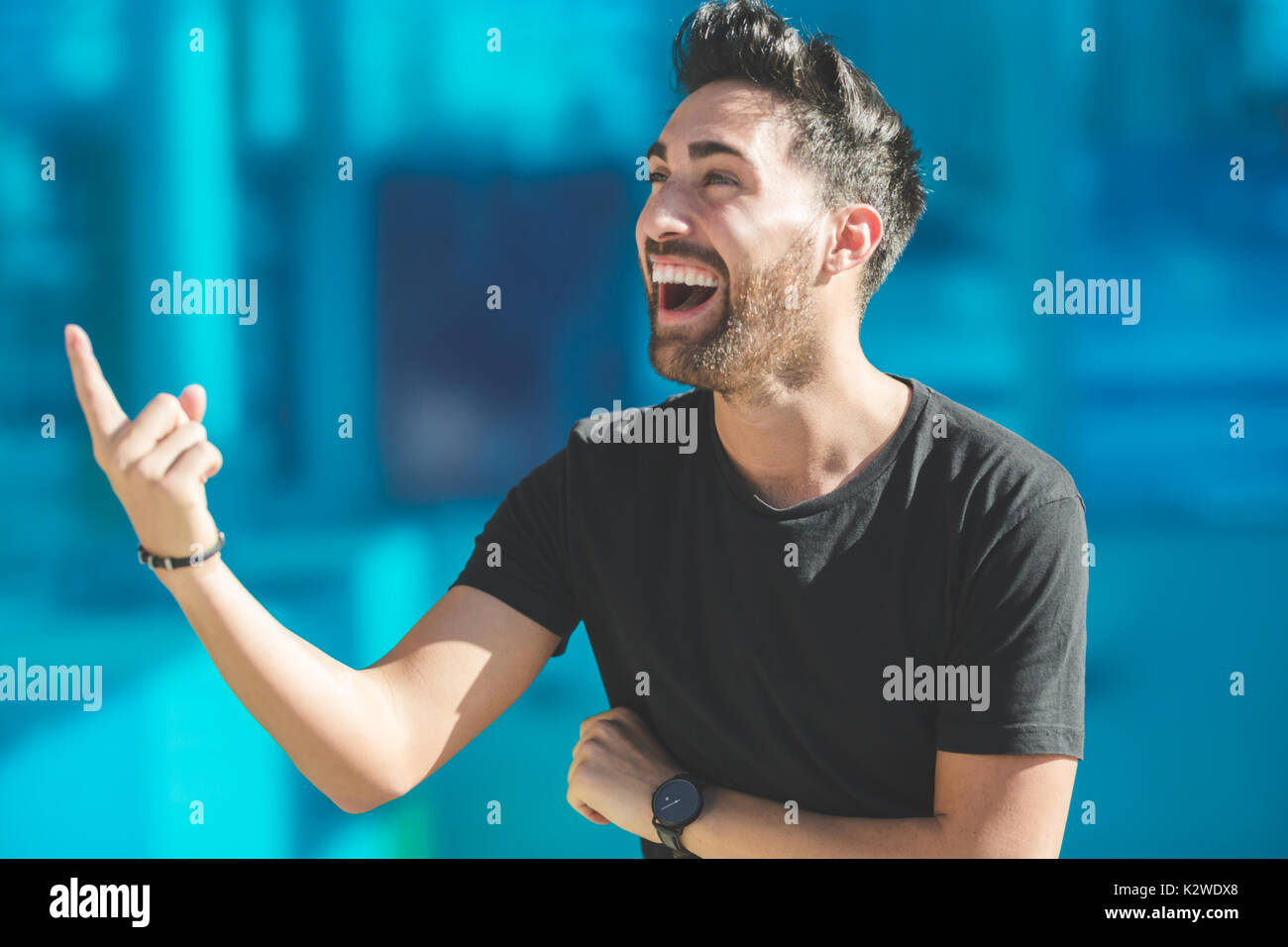 Ritratto di giovane uomo felice rivolto a ridere Foto Stock