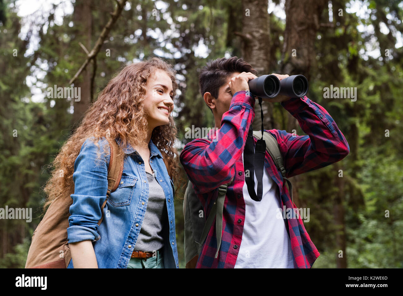 Giovane adolescente escursioni nella foresta. La vacanza estiva. Foto Stock