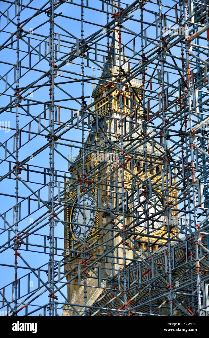 Londra, Inghilterra, Regno Unito. Big Ben visto attraverso un ponteggio durante i lavori di ristrutturazione presso le Case del Parlamento (2017) Foto Stock