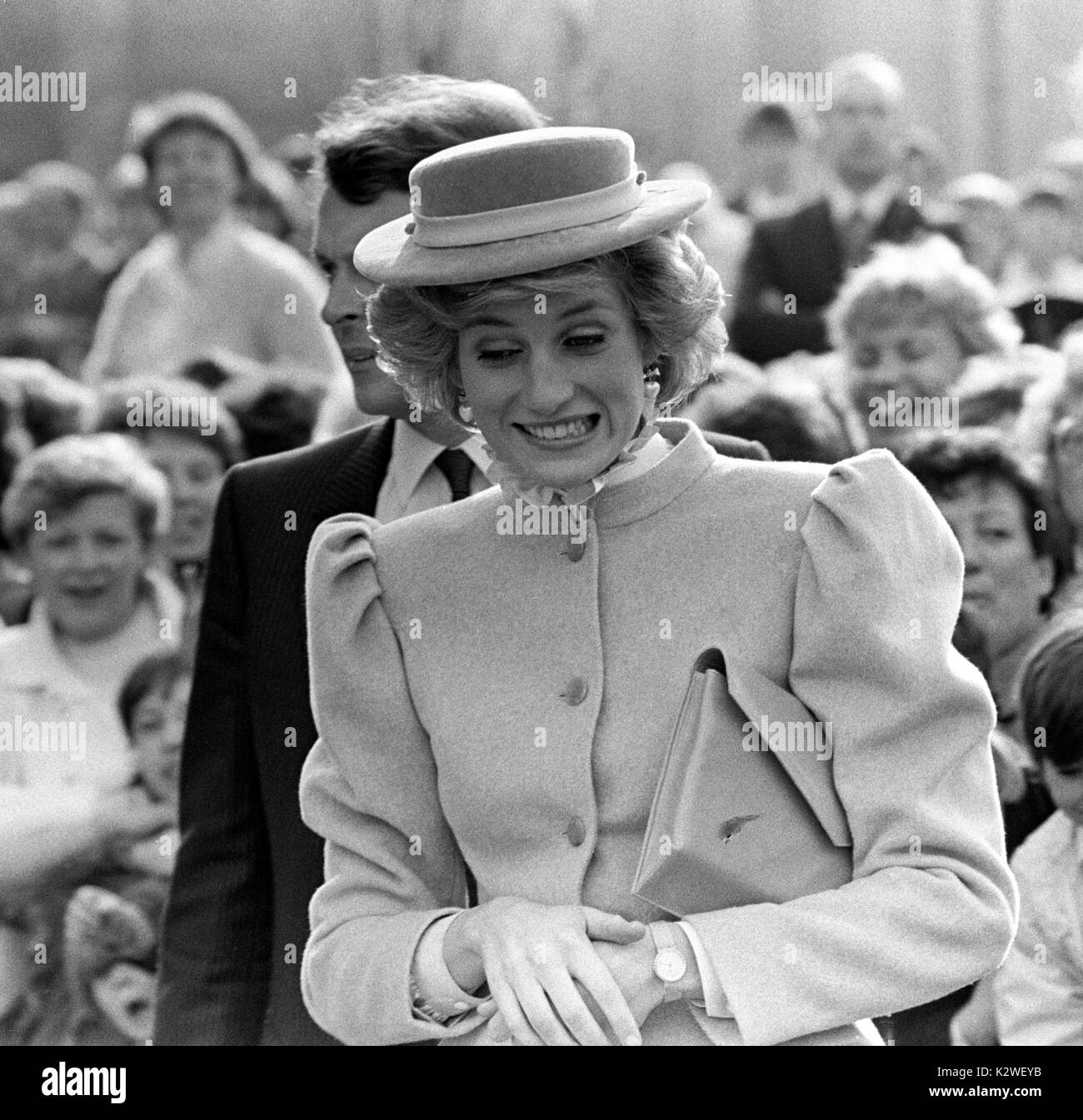 Diana, principessa di Galles, è in un jolly umore come ella è accolto da un immensa folla festante durante la sua visita a sorpresa di Ulster, il suo primo per la provincia. Foto Stock