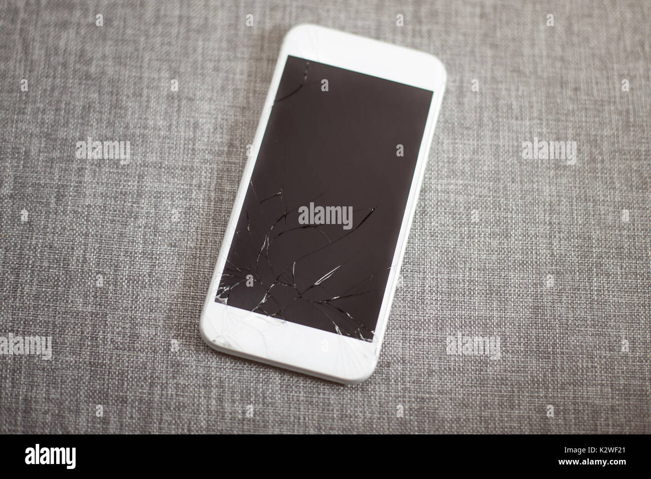 Si è schiantato white smart phone con schermo toccabile Foto Stock Si è schiantato white smart phone con schermo toccabile Foto Stock