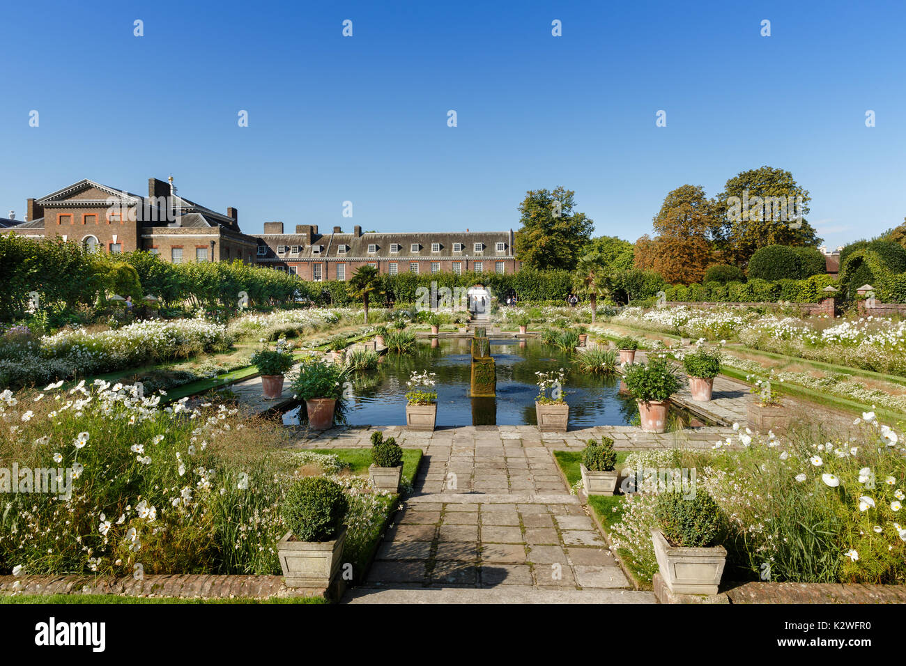 Il giardino bianco nei giardini di Kensington Palace di Londra, creata dal Royal giardinieri in memoria di Lady Diana, principessa di Galles. Foto Stock