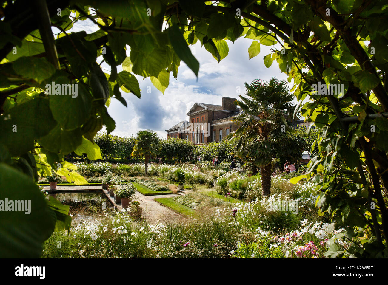 Il giardino bianco nei giardini di Kensington Palace di Londra, creata dal Royal giardinieri in memoria di Lady Diana, principessa di Galles. Foto Stock