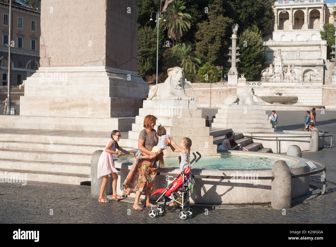 Roma, Italia, 2017 - Una famiglia accanto alla fontana nella piazza del Popolo Foto Stock