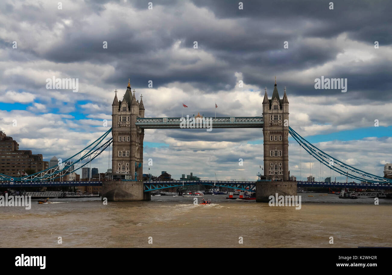 Il Tower Bridge di Londra in un giorno di estate, Inghilterra, Regno Unito. Foto Stock