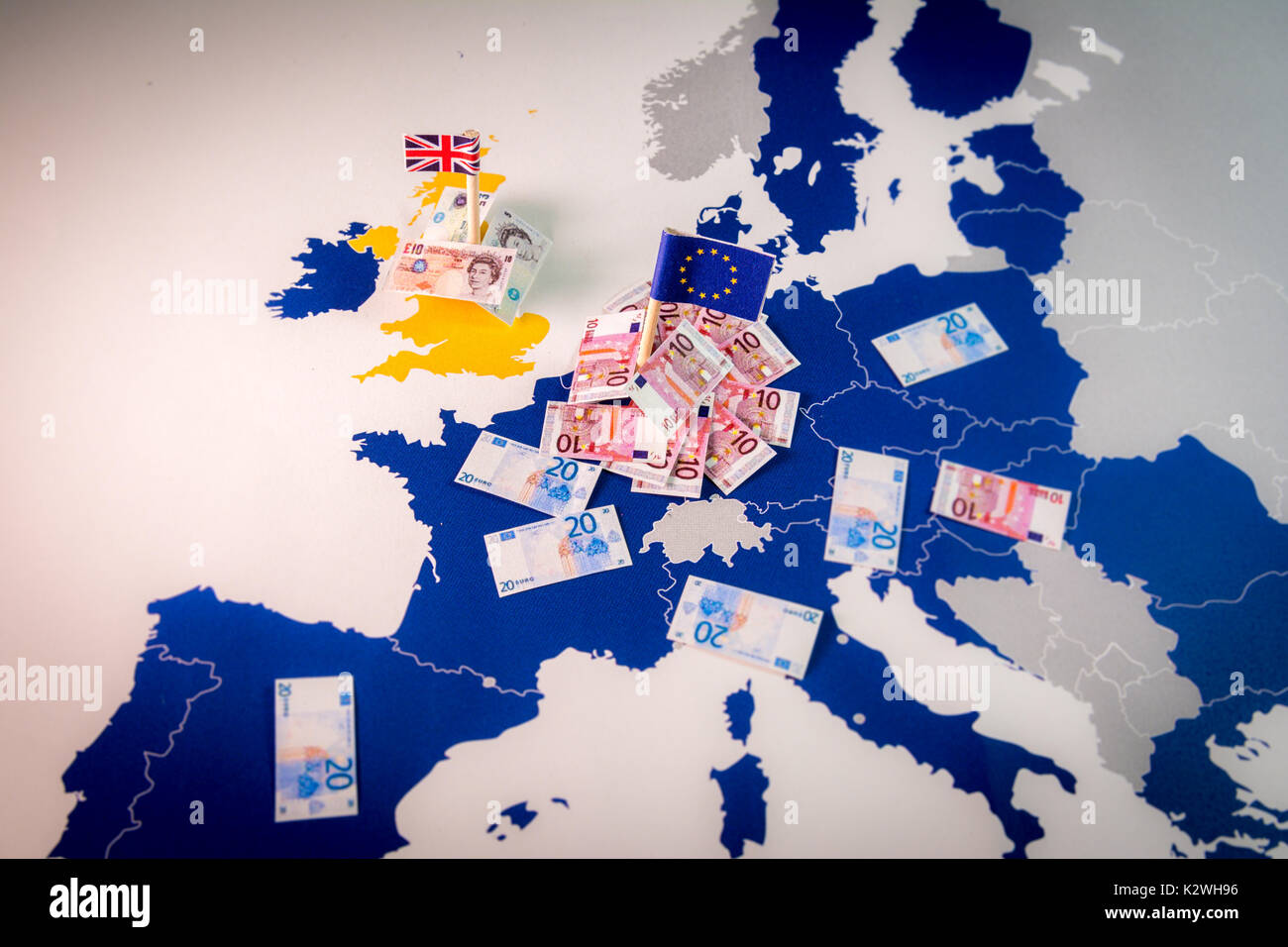 Ue e Regno Unito le bandiere,euro e sterlina fatture su una mappa europea con i membri della UE in blu.adatto per un concetto di BREXIT,pound contro euro,Londra o Francoforte Foto Stock