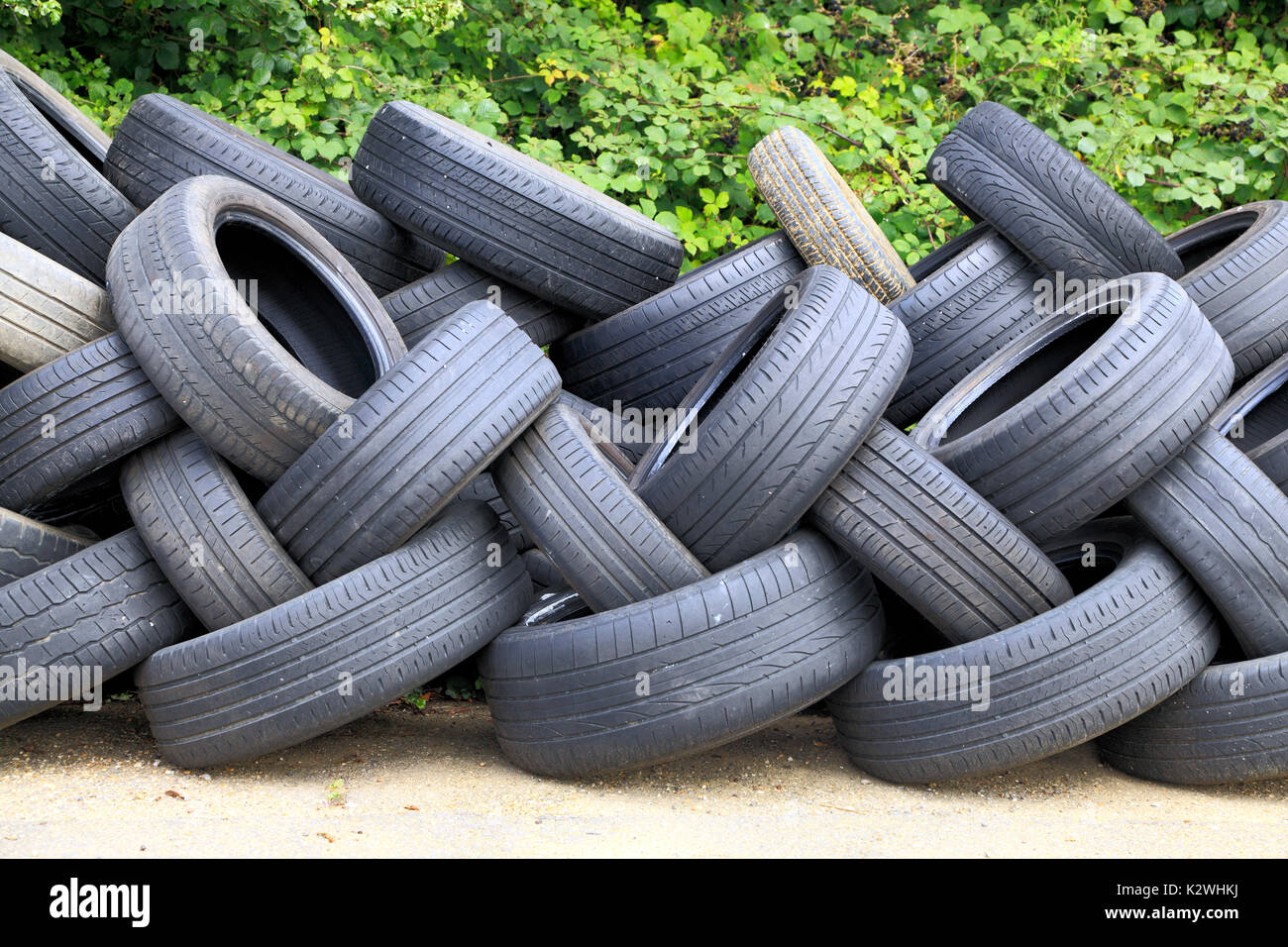 Usurati, vecchio, motore di pneumatici vettura, per il riciclo, England, Regno Unito Foto Stock