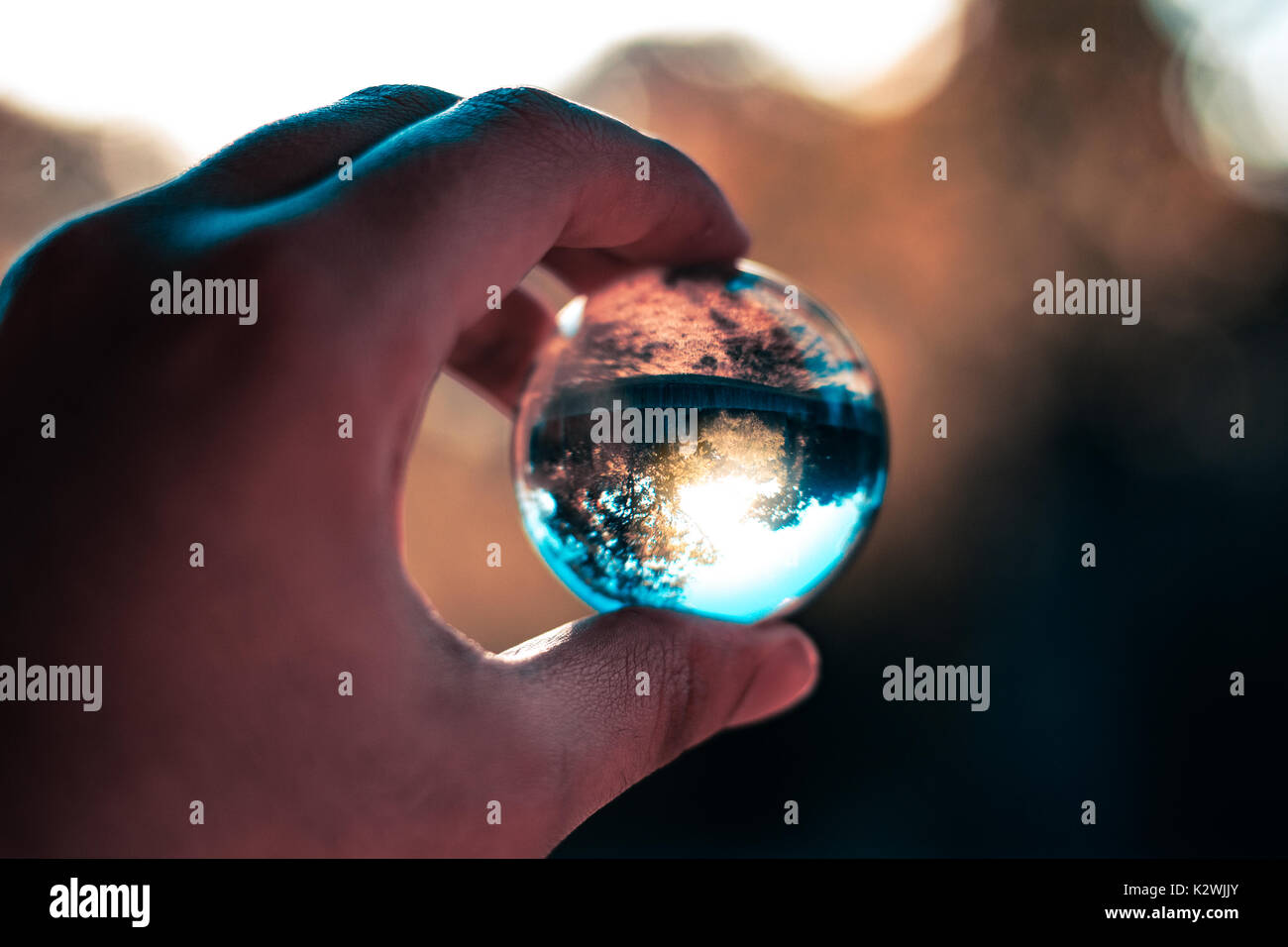 In possesso di una sfera di vetro Foto Stock