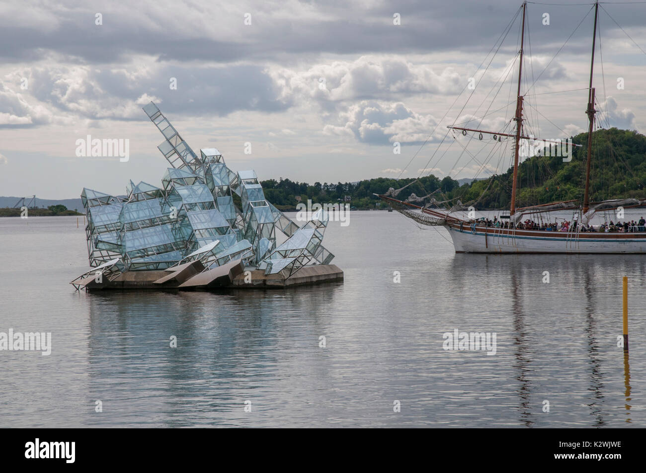 Lei si trova una scultura dell'artista Monica Bonvicini, galleggia sull'acqua in Oslofjord fuori Oslo Opera House. Foto Stock