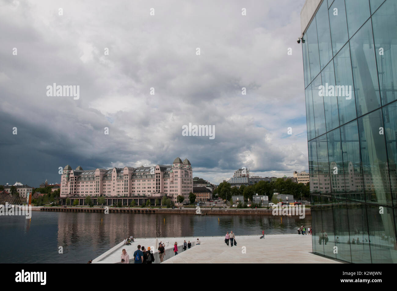 Esterno del Teatro dell'Opera di Oslo con Oslo Havnelager in background. Aperto 2008, design di architetti Snøhetta. Foto Stock