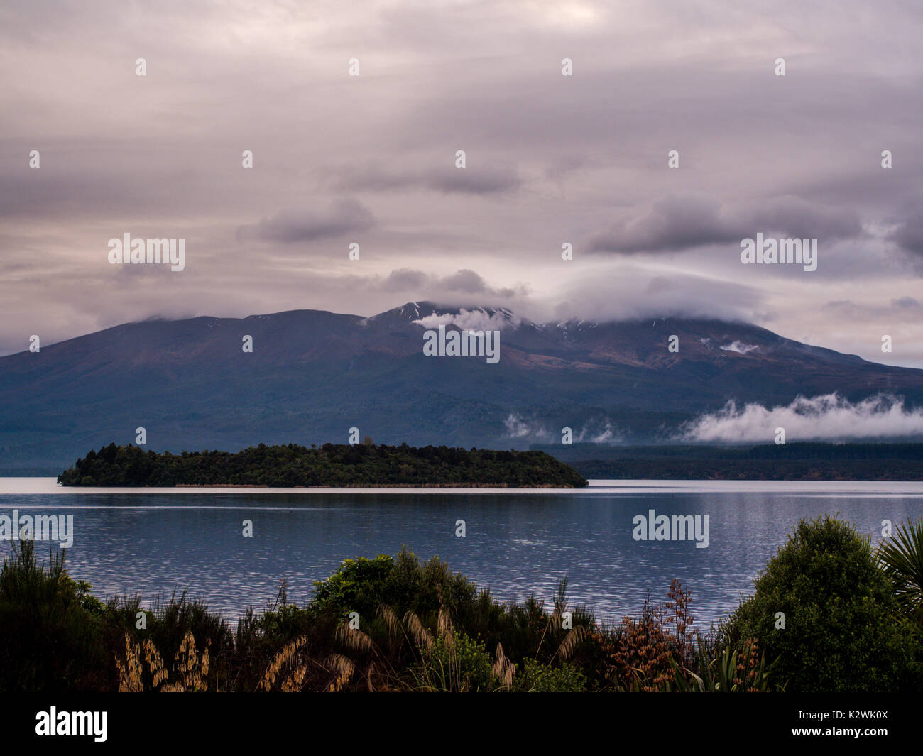 Motuopuhi Island, il lago Rotoaira, Tongariro, Nuova Zelanda. Mt Tongariro in background. Foto Stock