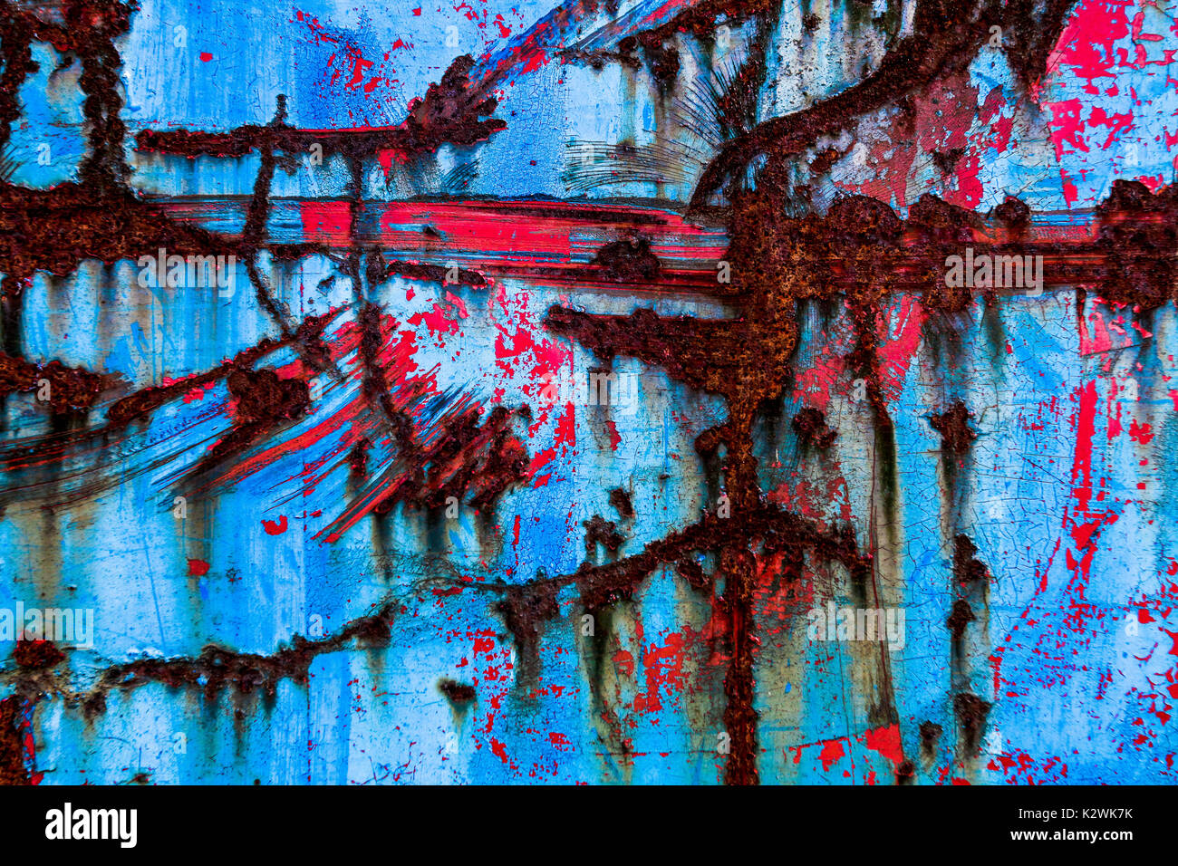 Abstract di blu e vernice rossa con la ruggine e gli effetti del tempo e agli agenti atmosferici Foto Stock