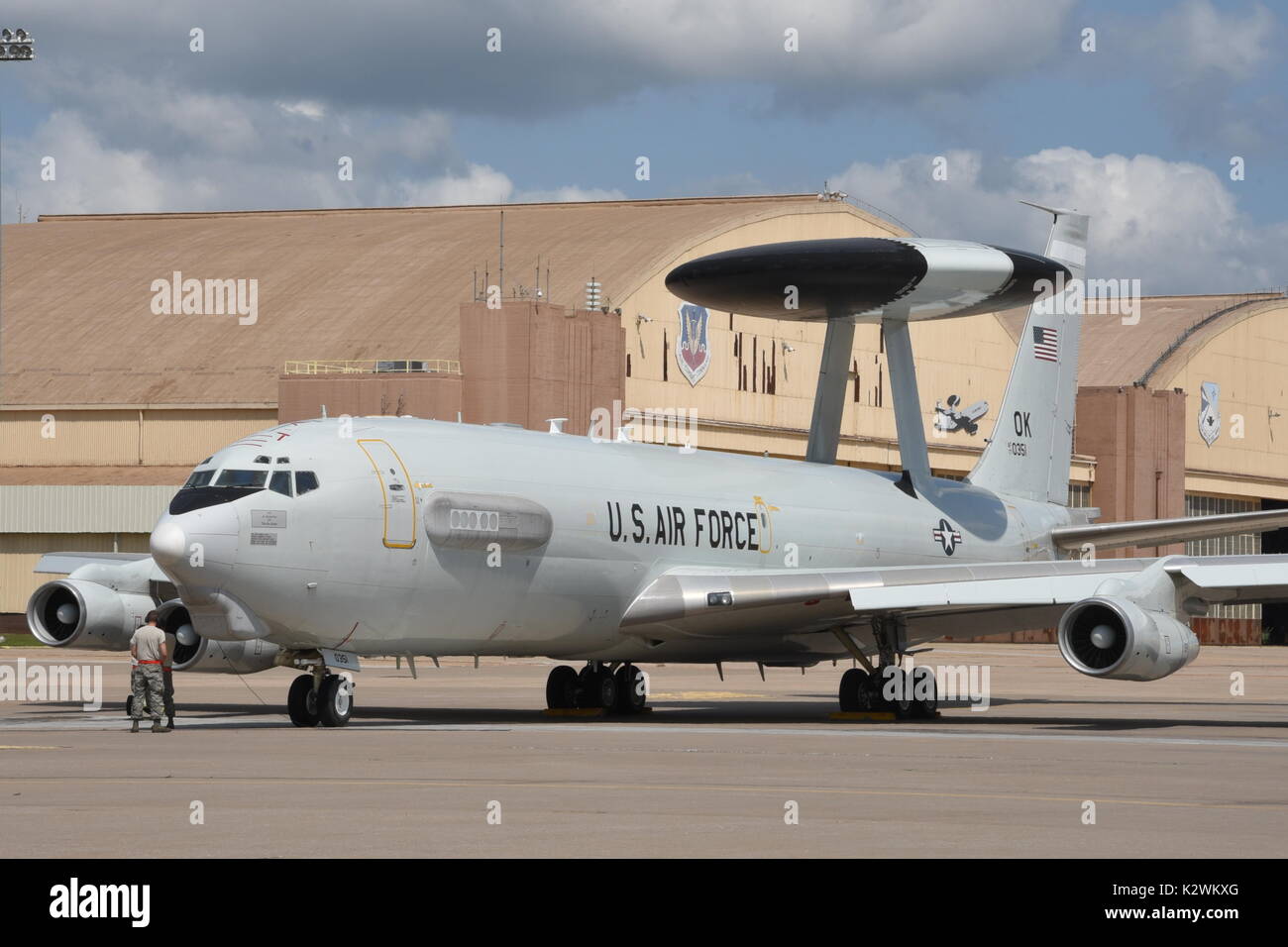 Avieri del 552nd aria ala di controllo preparare un E-3 Airborne Warning e sistema di controllo aereo per una missione Foto Stock