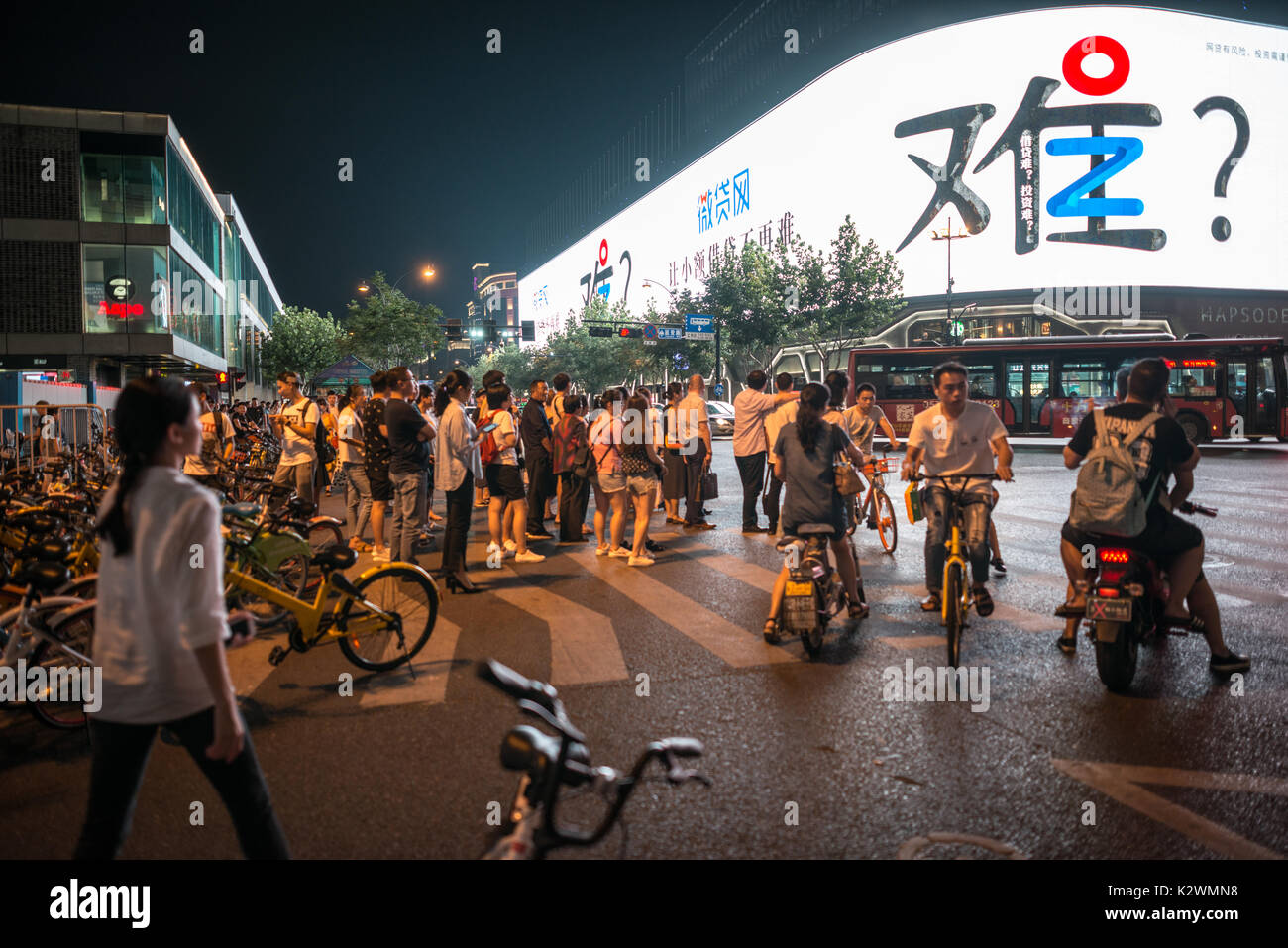 La vita di strada in Hangzhou, gli acquirenti di fare tardi la notte dello shopping e i moderni centri di shopping della città, notte Foto Stock