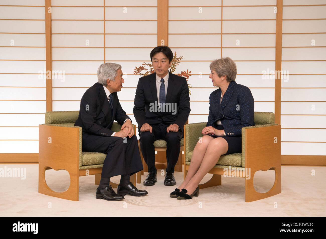 La Gran Bretagna è il primo ministro Theresa Maggio (a destra) colloqui con l'imperatore Akihito del Giappone (sinistra) presso il Royal Palace di Tokyo, il terzo giorno della sua visita al Giappone. Foto Stock