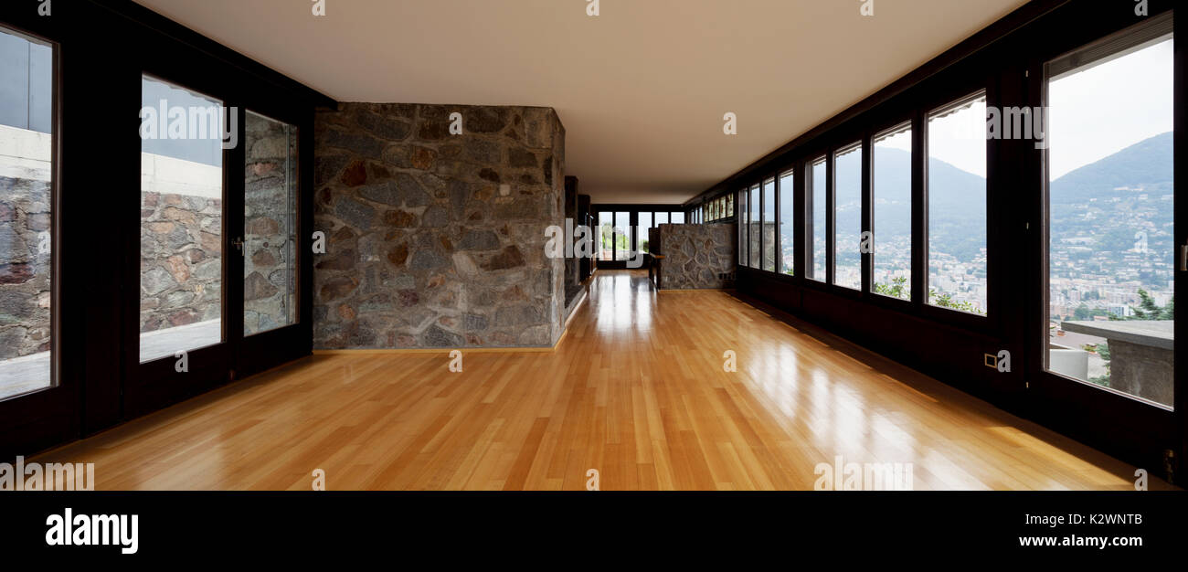 Bel soggiorno con pietra e ampio vetro. nessuno all'interno Foto Stock