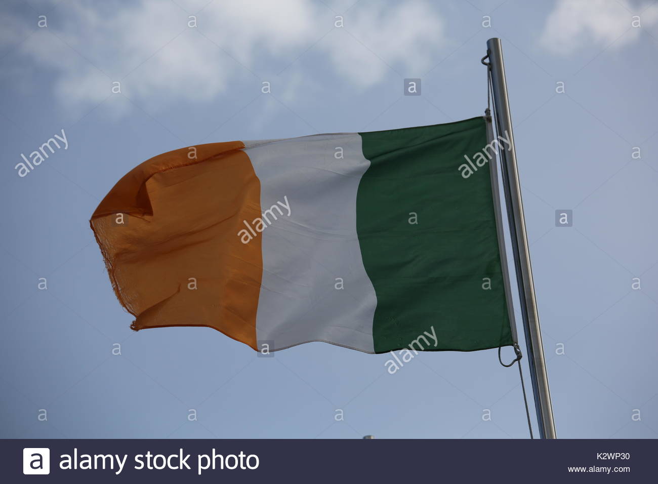 Il triclour irlandese, bandiera della Repubblica di Irlanda, al vento a Dublino in un giorno d'estate. Foto Stock
