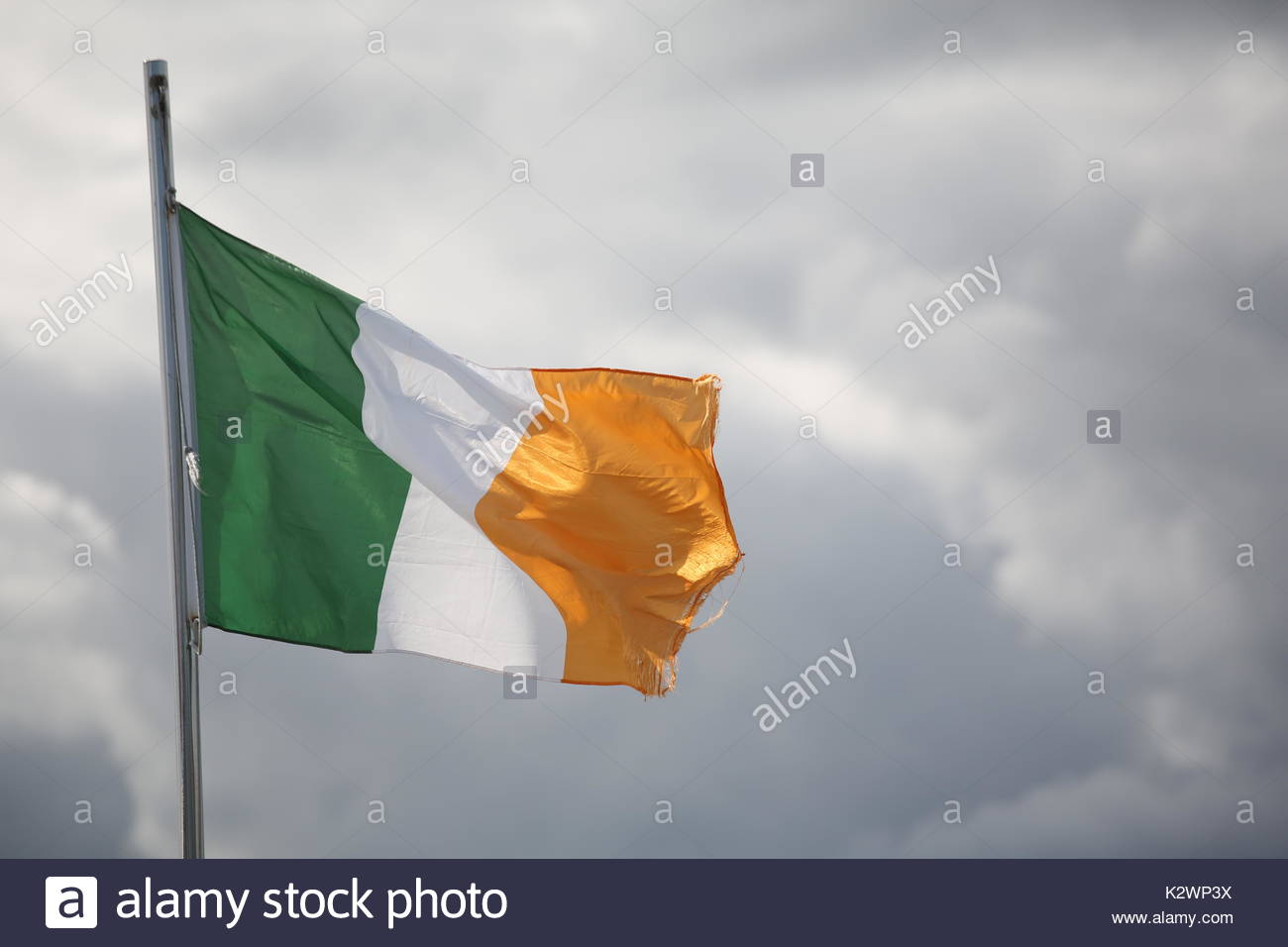 Il triclour irlandese, bandiera della Repubblica di Irlanda, al vento a Dublino in un giorno d'estate. Foto Stock