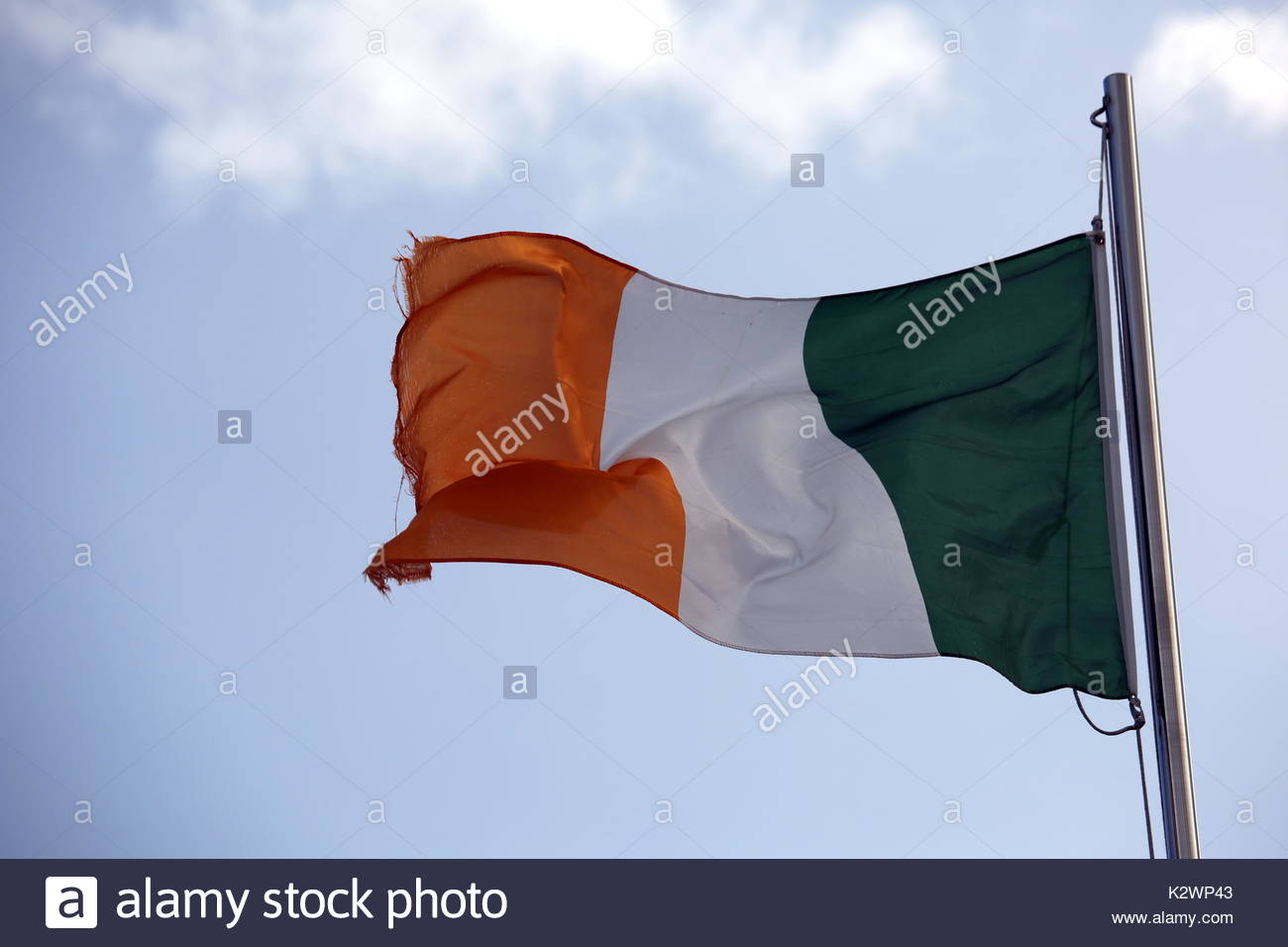Il triclour irlandese, bandiera della Repubblica di Irlanda, al vento a Dublino in un giorno d'estate. Foto Stock