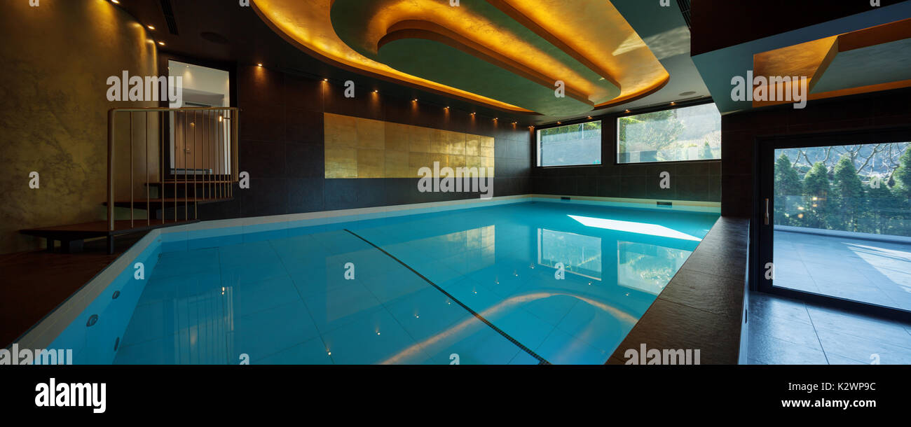 Piscina in una villa moderna Foto Stock