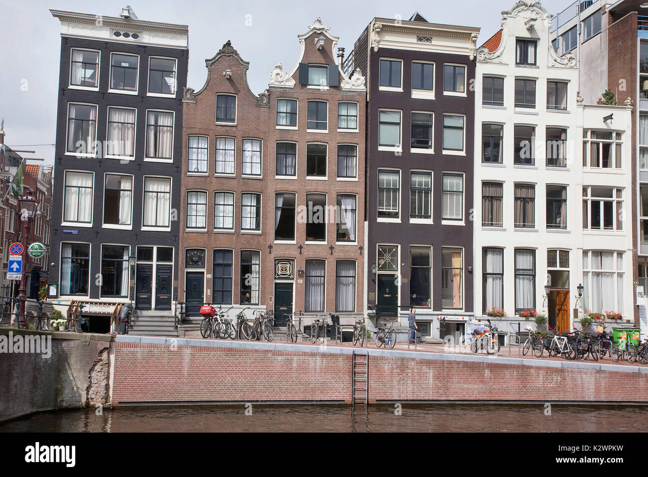 Holland, a nord di Amsterdam, tipico olandese edifici a timpano. Foto Stock