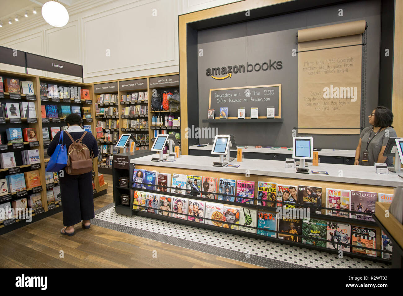I cassieri area all'aperto di recente libro di Amazon Store su W. 34th Street in Manhattan, un raro Amazon mattone e mortaio store. Foto Stock