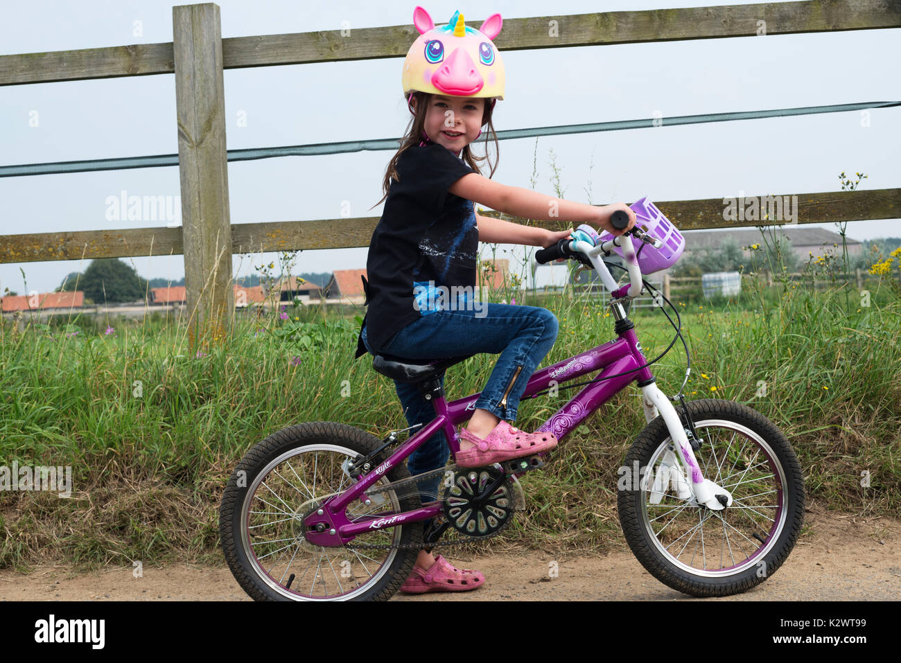 5 anno vecchia ragazza di una bicicletta Foto Stock
