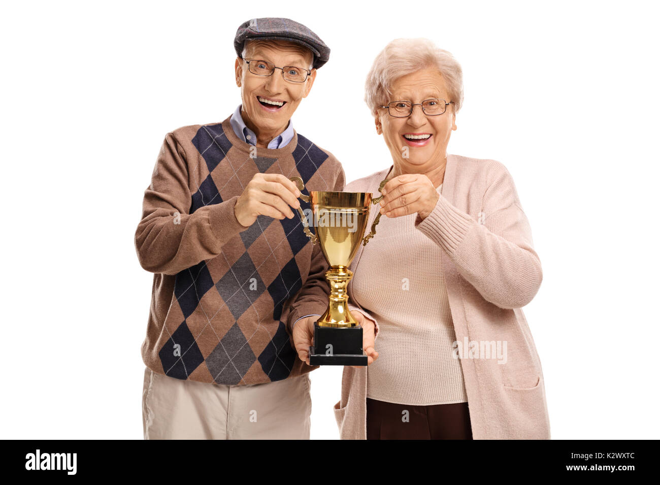 Anziani uomo e donna anziana tenendo un golden trophy isolati su sfondo bianco Foto Stock