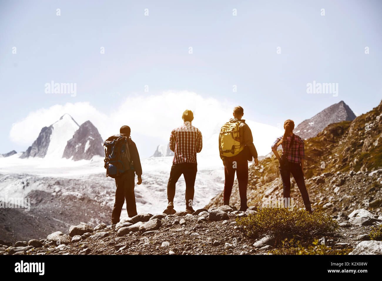 Gruppo quattro amici trekking sulle montagne Foto Stock