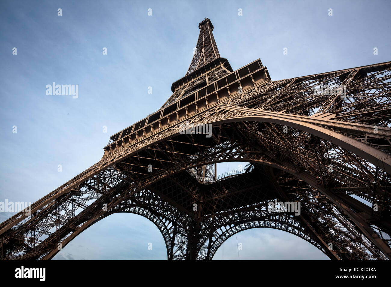 Parigi con la torre Eiffel come è il più importante punto di riferimento in città. Foto Stock