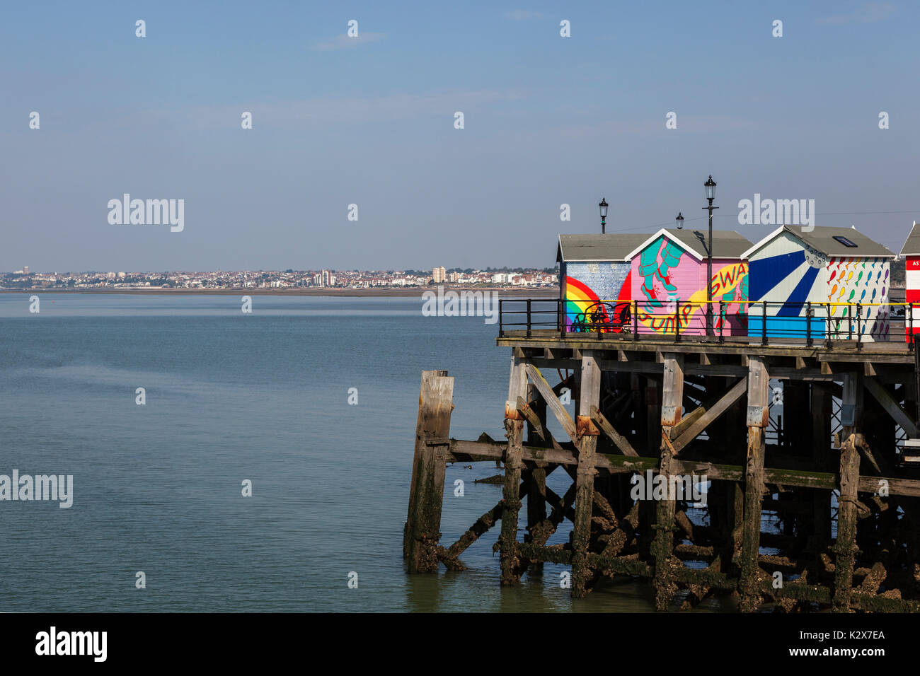 Pittoresca spiaggia di capanne sul molo a Southend guardando verso Westcliff-on-Sea Foto Stock