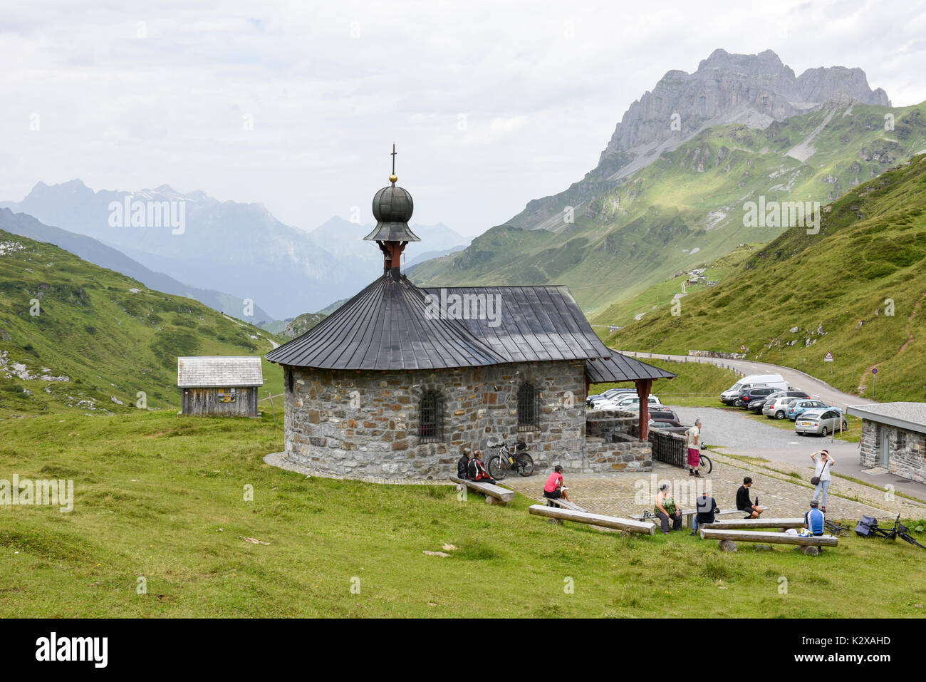 Klausen pass, Svizzera - 3 August 2017: gente che visita la cappella sul passo del Klausen sulle alpi svizzere Foto Stock