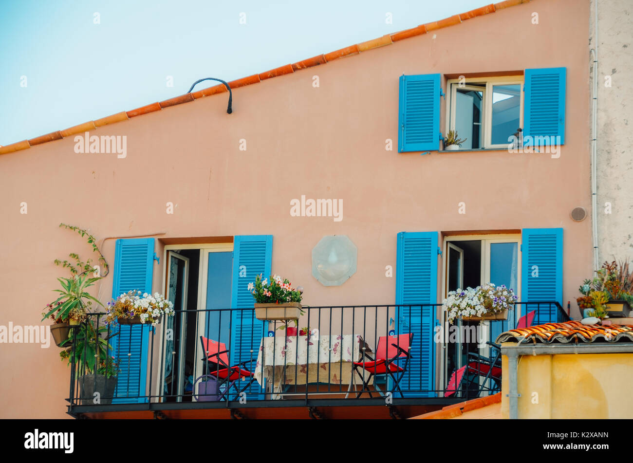 Persiane in blu chiaro con una lampada posta su una parete rustico in Provenza, Francia Foto Stock
