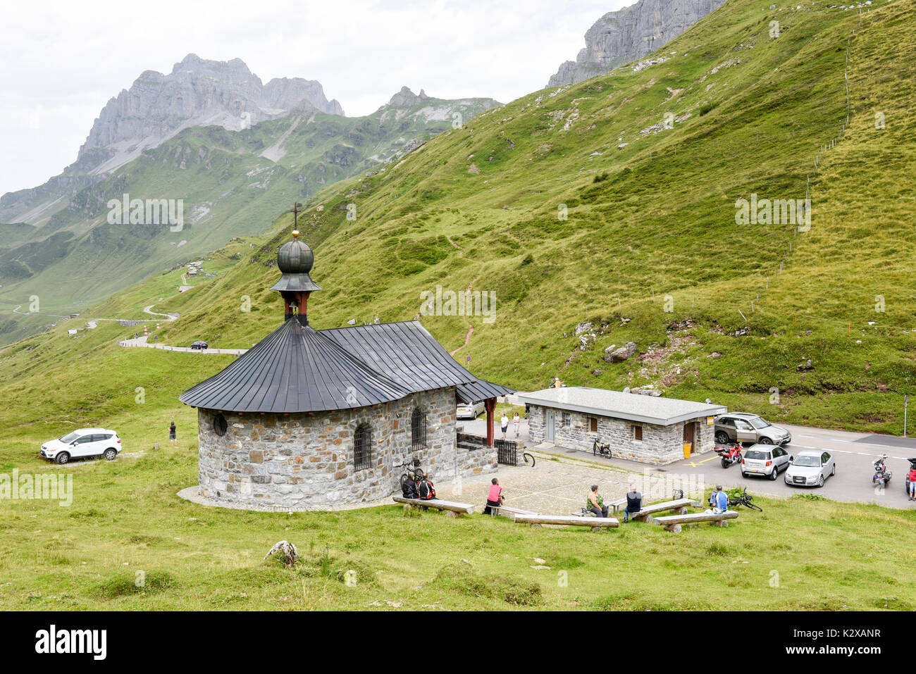Klausen pass, Svizzera - 3 August 2017: gente che visita la cappella sul passo del Klausen sulle alpi svizzere Foto Stock