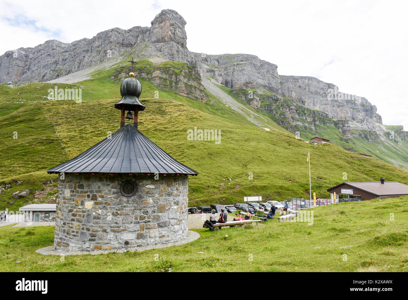 Klausen pass, Svizzera - 3 August 2017: gente che visita la cappella sul passo del Klausen sulle alpi svizzere Foto Stock