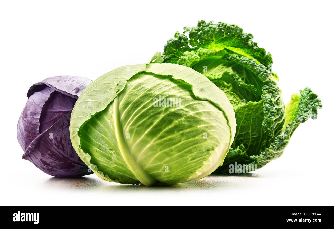 Tre fresche biologiche teste di cavolo isolati su sfondo bianco Foto Stock