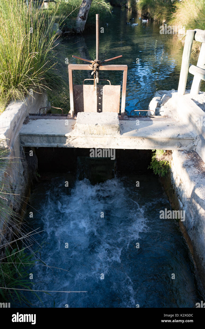 Regolazione del flusso dell'acqua cancello al Parque de San Vicente in Valencia Foto Stock