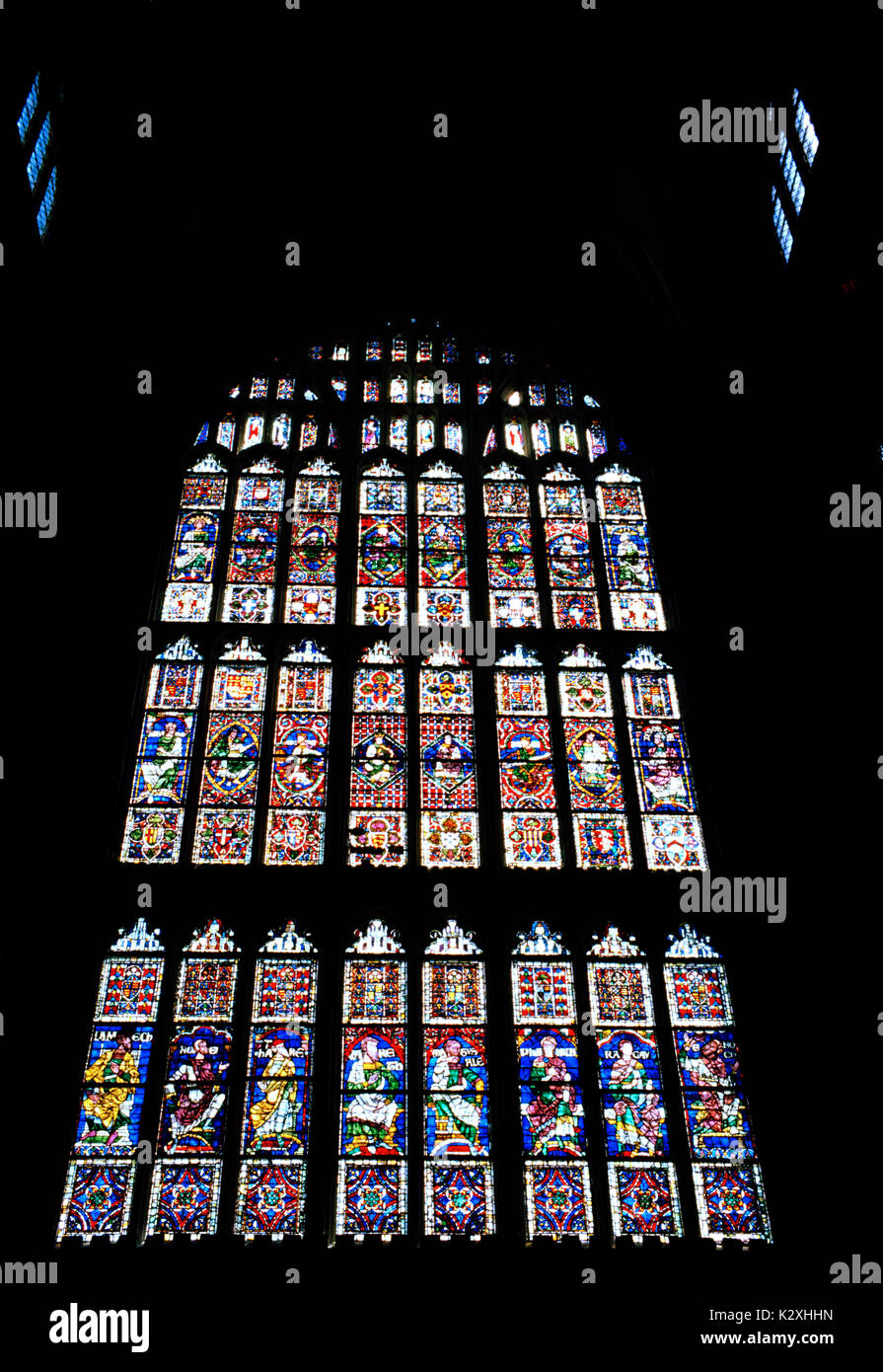 Grande finestra del sud presso la cattedrale di Canterbury nella città di Canterbury nel Kent in Inghilterra in Gran Bretagna nel Regno Unito Regno Unito Europa. il vetro macchiato Foto Stock