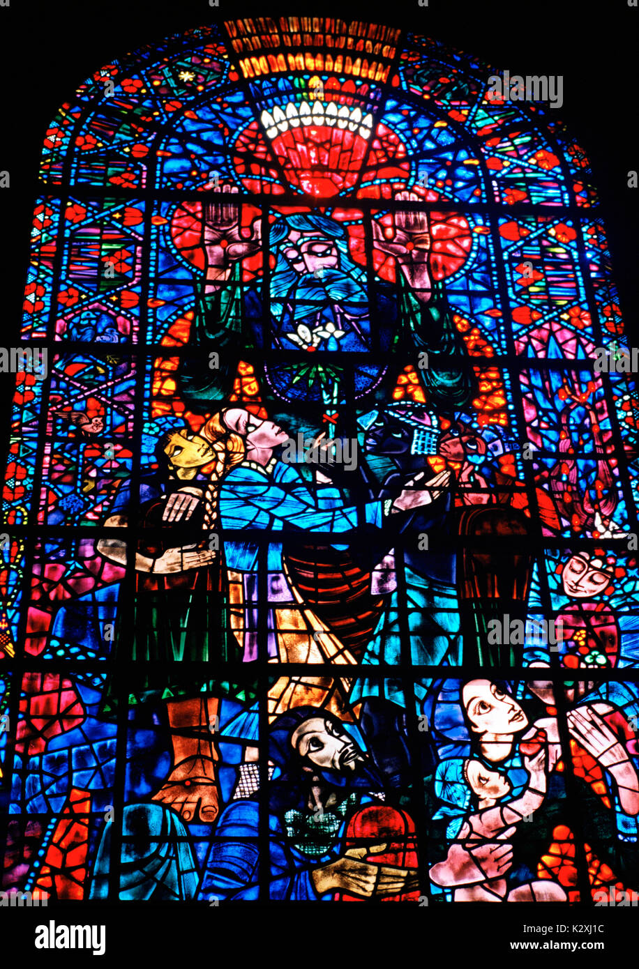 Finestra di pace da bossanyi nella cattedrale di Canterbury a Canterbury nel Kent in Inghilterra in Gran Bretagna nel Regno Unito Regno Unito Europa. il vetro macchiato arte Foto Stock