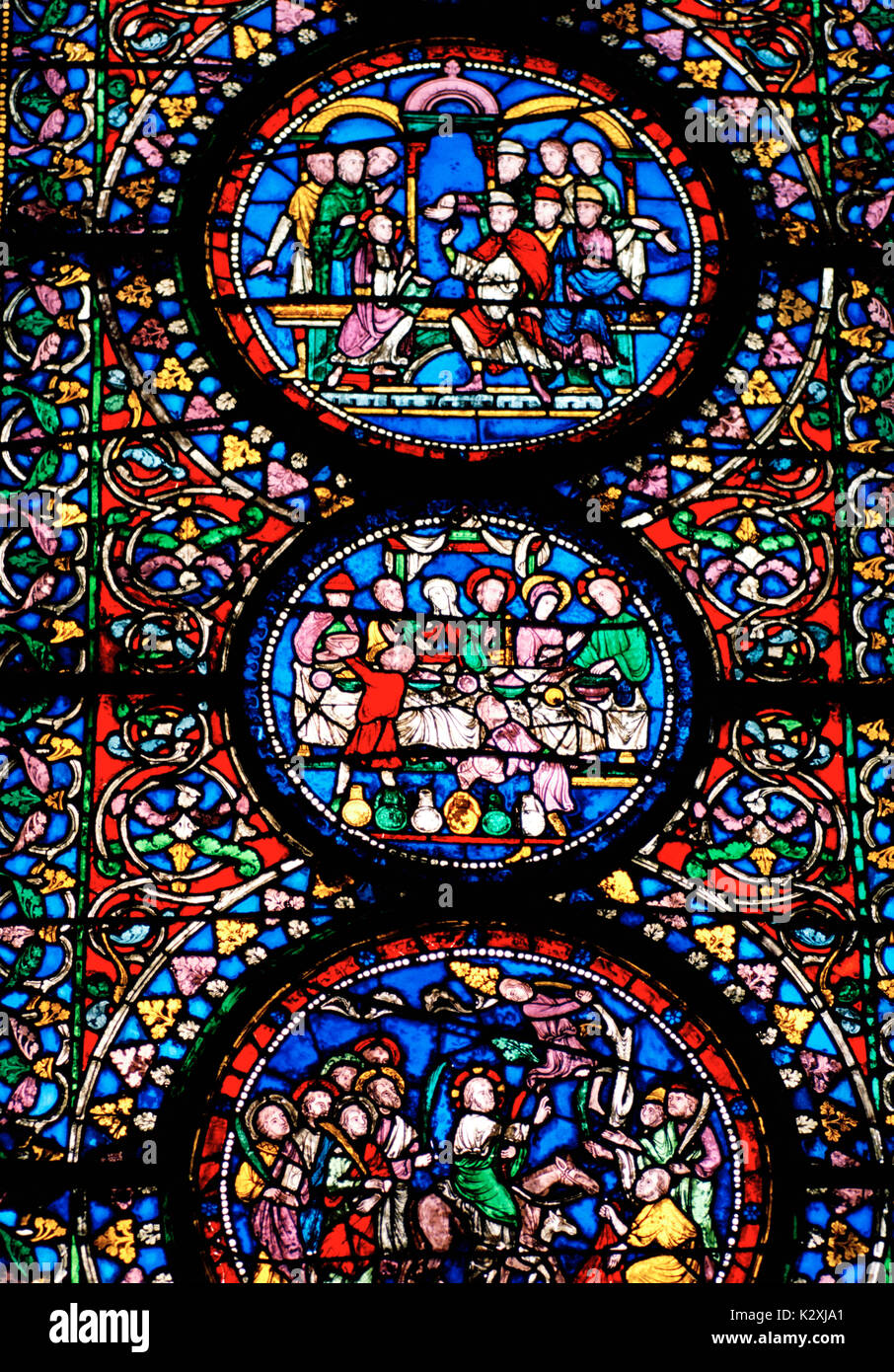 Finestra di vetro colorato nella cattedrale di Canterbury nella città di Canterbury nel Kent in Inghilterra in Gran Bretagna nel Regno Unito Regno Unito Europa. il vetro macchiato Foto Stock