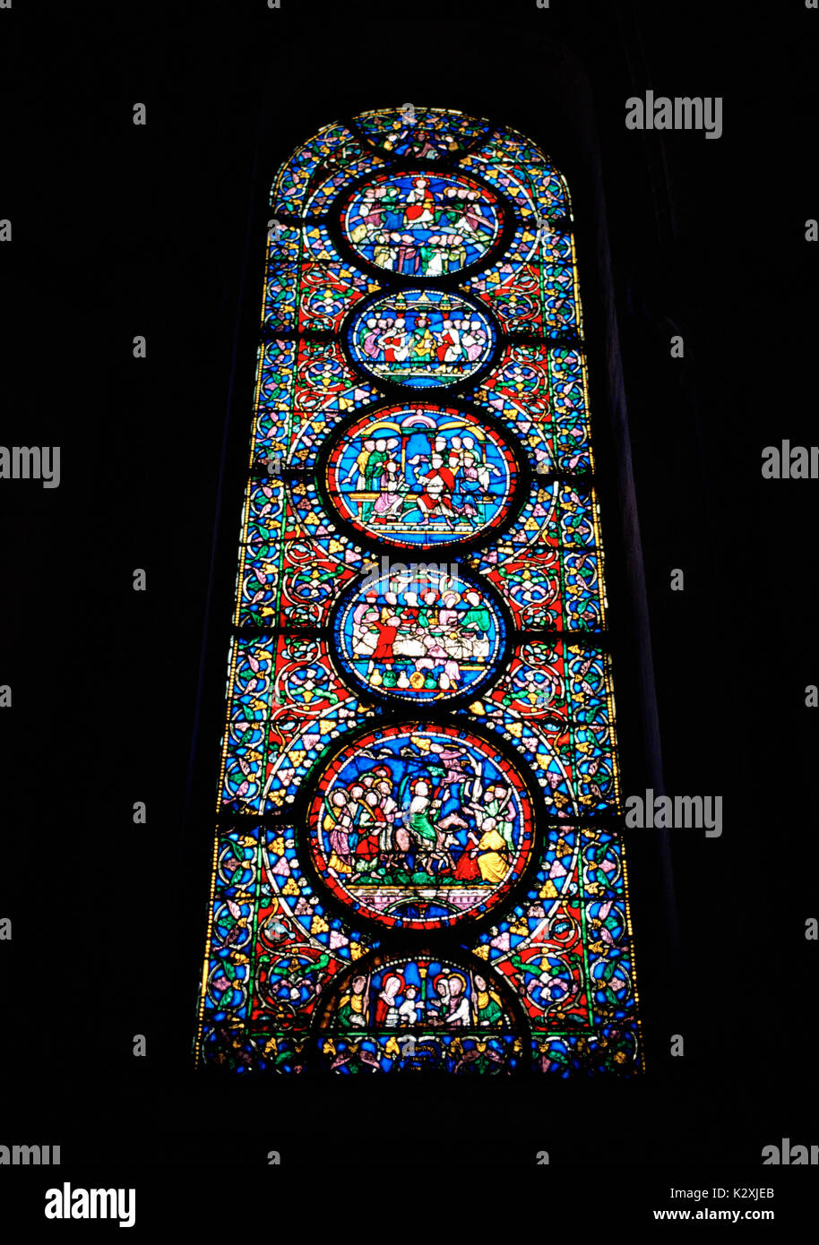 Finestra di vetro colorato nella cattedrale di Canterbury nella città di Canterbury nel Kent in Inghilterra in Gran Bretagna nel Regno Unito Regno Unito Europa. il vetro macchiato Foto Stock