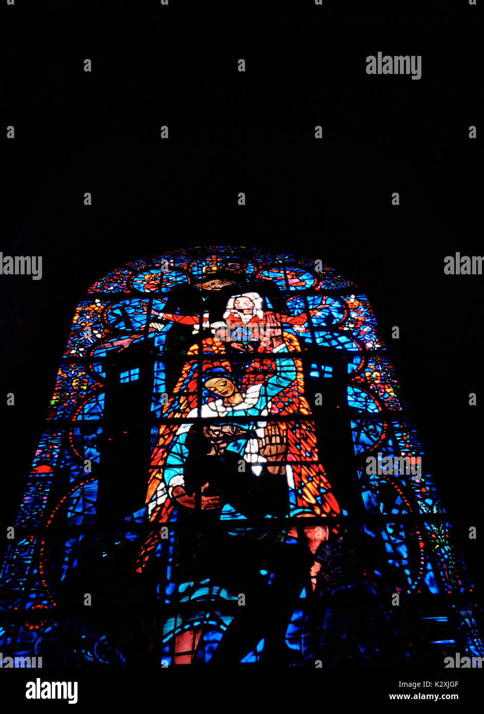 Finestra di salvezza da bossanyi nella cattedrale di Canterbury nella città di Canterbury nel Kent in Inghilterra in Gran Bretagna nel Regno Unito. il vetro macchiato Foto Stock