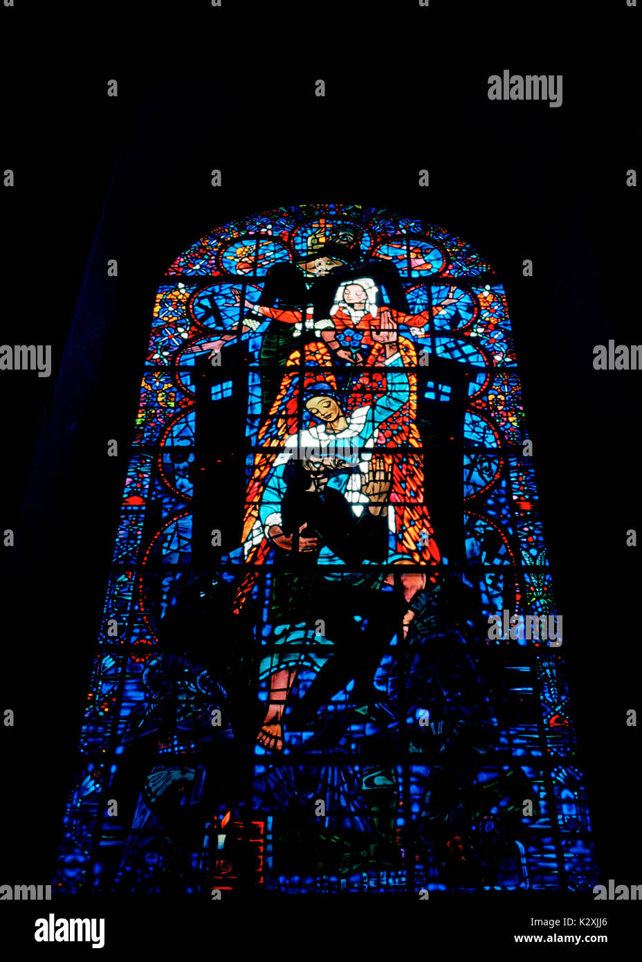 Finestra di salvezza da bossanyi nella cattedrale di Canterbury nella città di Canterbury nel Kent in Inghilterra in Gran Bretagna nel Regno Unito. il vetro macchiato Foto Stock