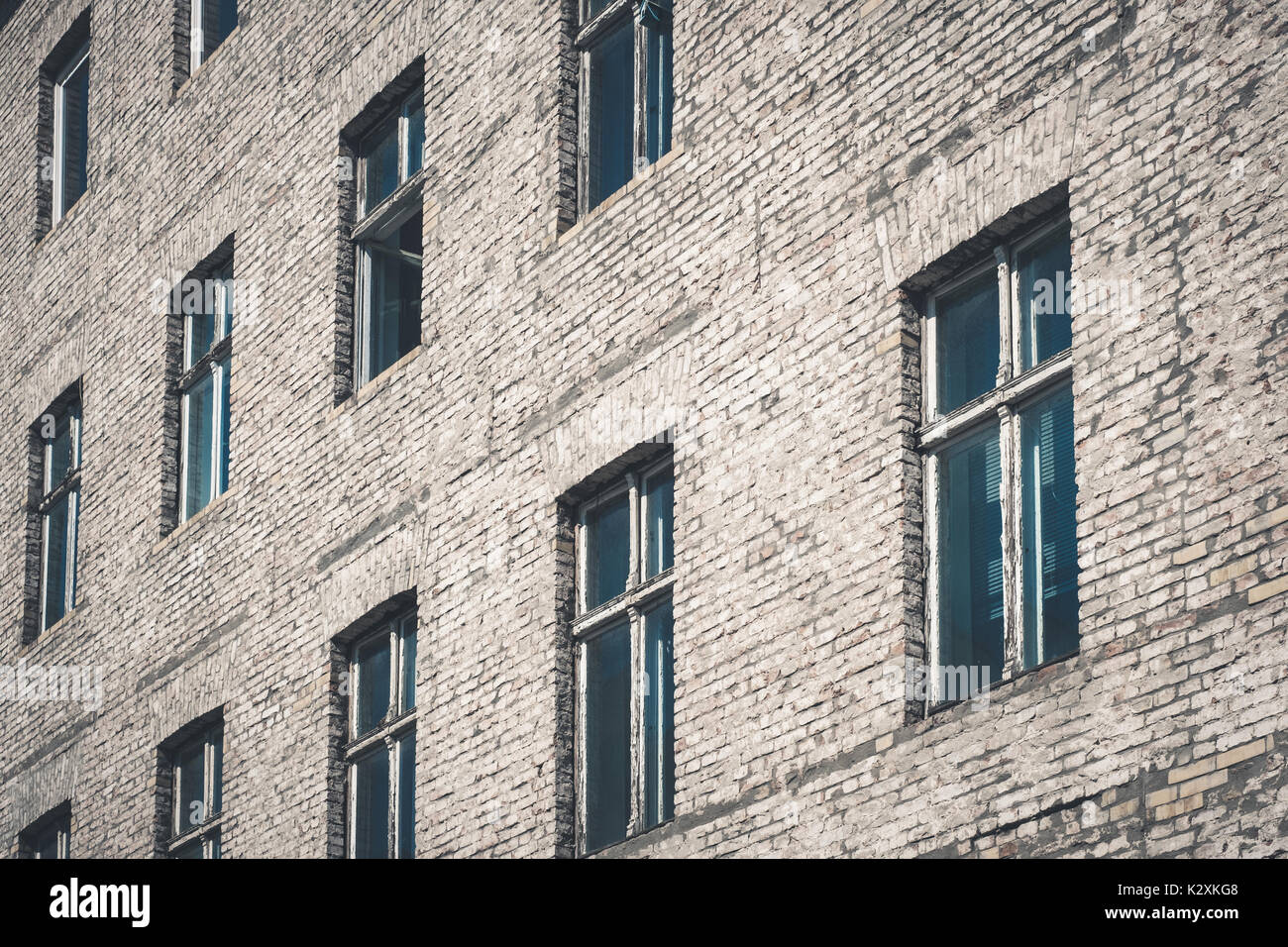 Vecchia facciata di edificio - vecchio edificio residenziale esterno Foto Stock