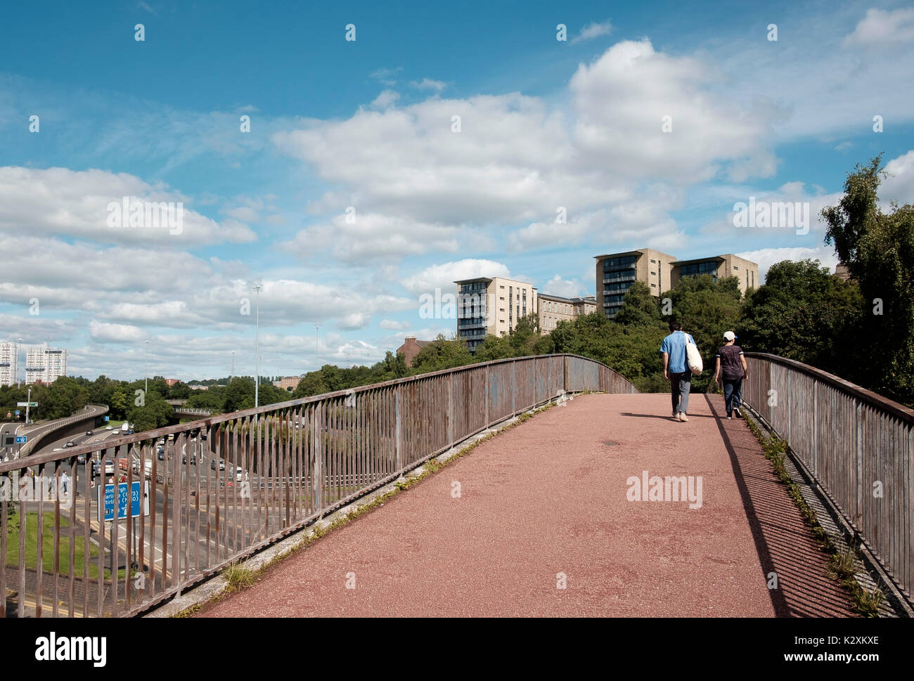 La M8 passa attraverso il centro della città di Glasgow discendente sotto Sauchiehall Street - le persone camminare su una passerella in corrispondenza della giunzione Foto Stock