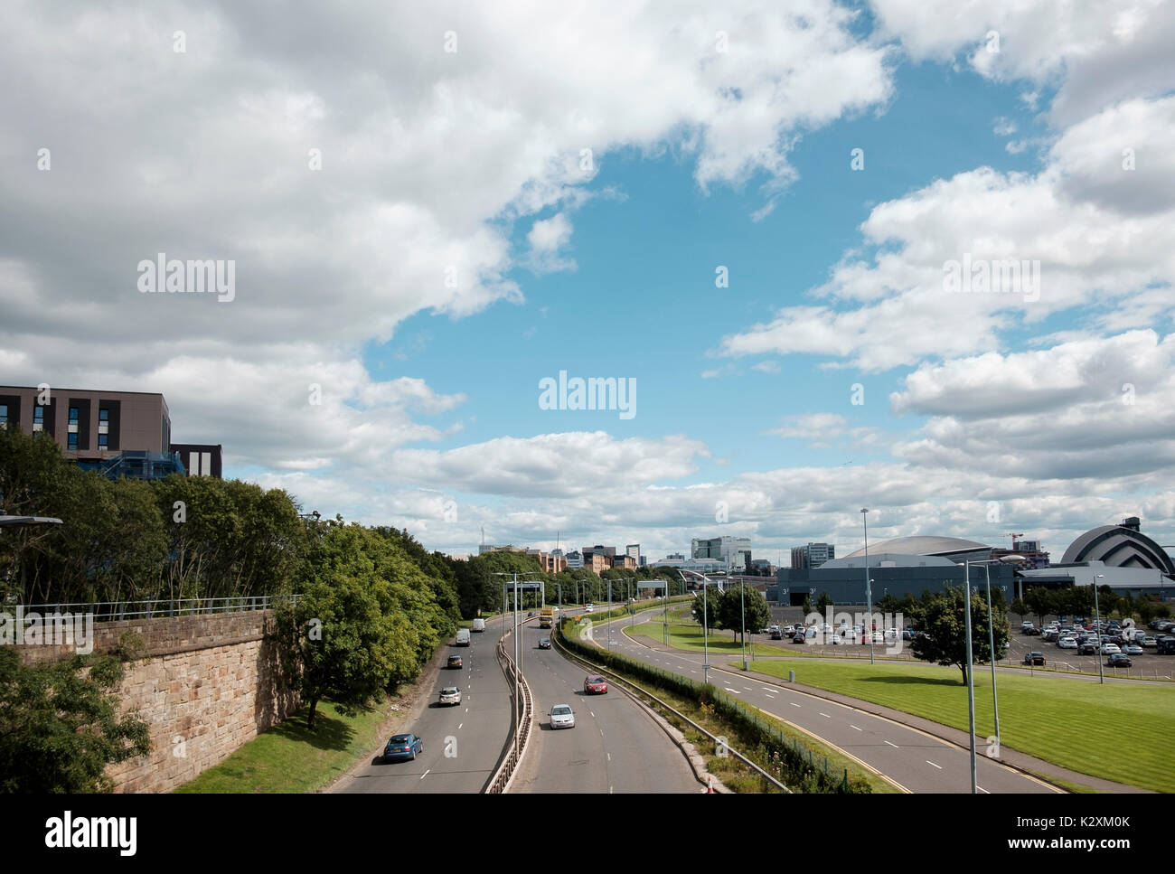 La A814 Pointhouse strada corre oltre gli edifici del Clyde Waterfront area di rigenerazione, Glasgow Foto Stock