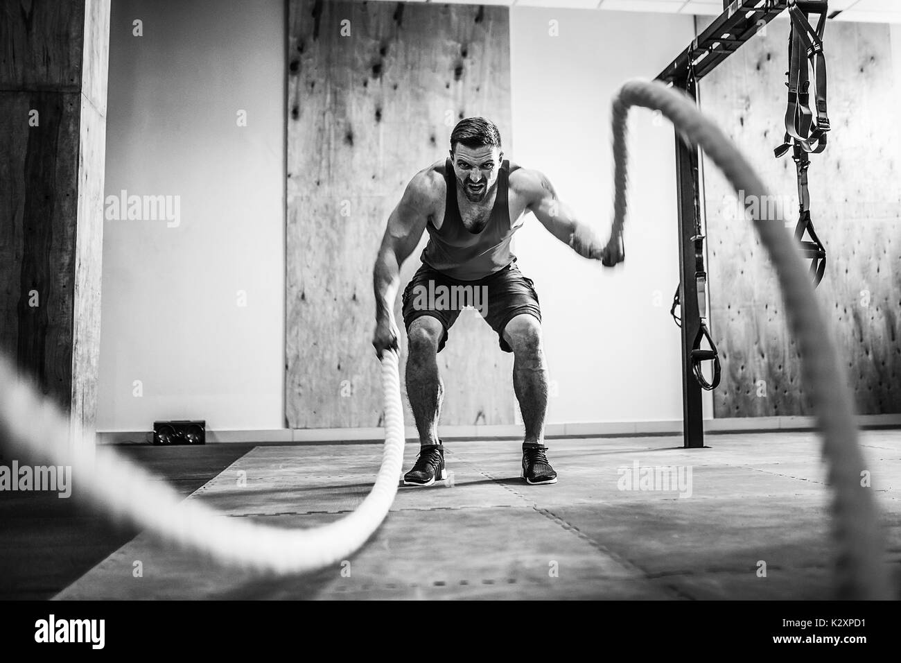 Gli uomini con la corda in funzionale fitness training Foto Stock