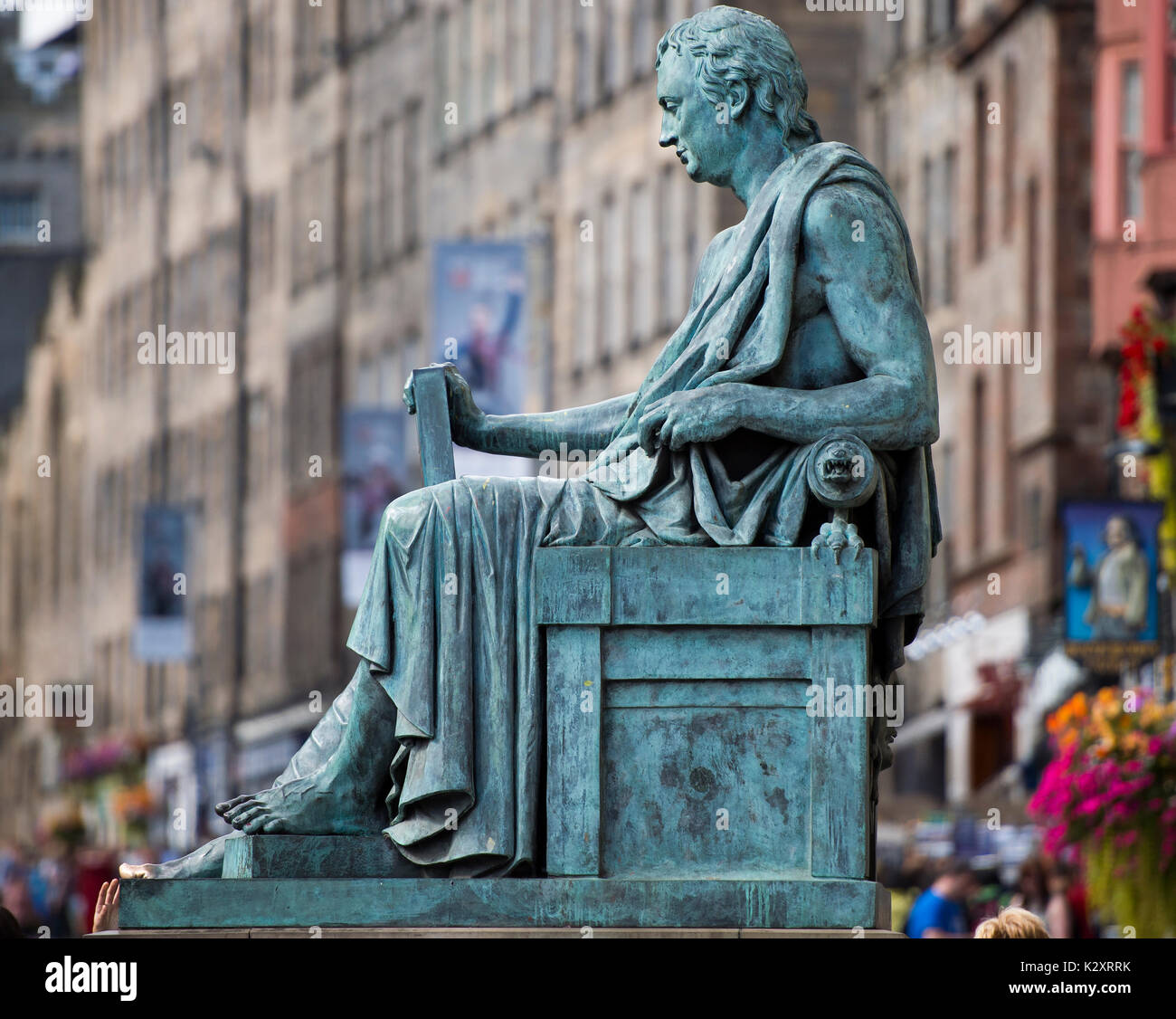 La statua del filosofo David Hume (1711 -1776) si trova al di fuori della Alta Corte alla Lawnmarket su Edinburgh Royal Mile. La statua di Foto Stock