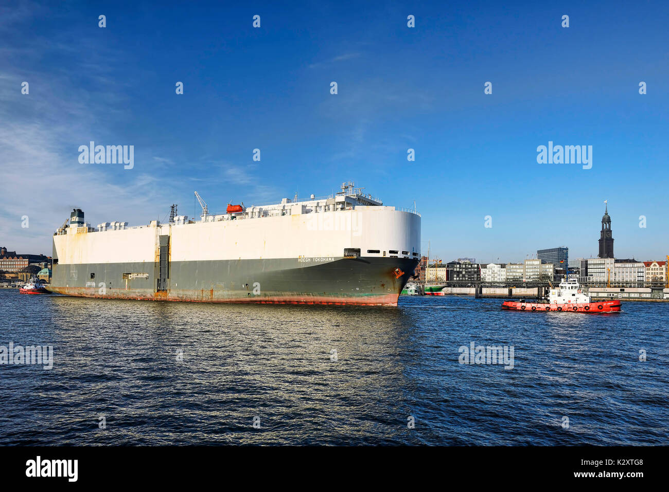 Trasporto veicolo nave Hoegh Yokohama nel porto di Amburgo, Germania, Europa Fahrzeugtransportschiff Hoegh Yokohama im Hamburger Hafen, Deutschland, Foto Stock